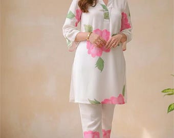 Floral White Two Piece Outfit, Laced Kurti with Pants, Minimalist Officewear and Everyday Dress, Women Printed Coord Set, V-Neck Crepe Kurta