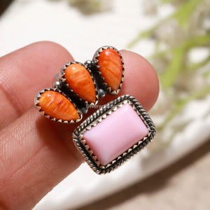 Anel retangular em prata de lei 925 com pedra preciosa natural em formato de concha rosa ou ostra laranja.