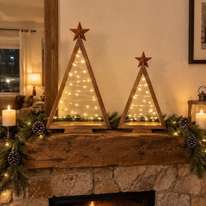 Rustikales, beleuchtetes Weihnachtsbaum-Set aus Holz, Tischdekoration im Landhausstil mit rostigen Sternen als Spitzen, festliche Kaminsimsdekoration
