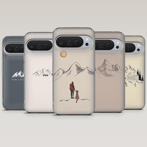 Op de afbeelding: Vijf telefoonhoesjes met bergillustraties. Eén hoesje toont een persoon met een rugzak en een hond, met een berg- en zonontwerp. Andere hoesjes hebben berg- en hutillustraties. De hoesjes zijn in neutrale tinten.