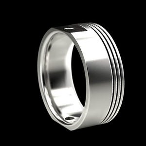 Könnte beinhalten: Ein silberner Ring mit flacher Ober- und Seitenfläche, mit drei parallelen Rillen auf einer Seite. Der Ring hat eine polierte Oberfläche und ein modernes Design, geeignet für den Alltag oder besondere Anlässe.