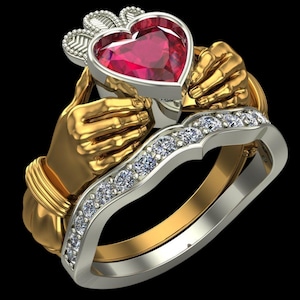 Peut inclure: Bague de Claddagh en or et argent avec un rubis en forme de cœur. Deux mains dorées tiennent le cœur, et la bande argentée est ornée de petits diamants étincelants. Un design classique.