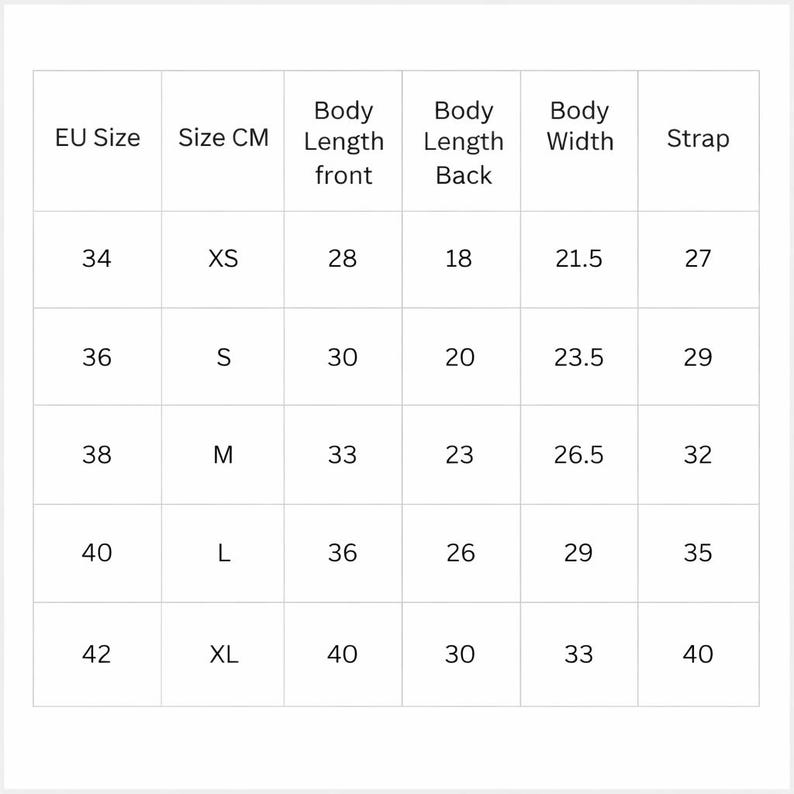 Op de afbeelding: Een witte tabel met kledingmaten. Het bevat EU-maten, maat in cm, lichaamslengte (voor en achter), lichaamsbreedte en bandlengtes. Maten vari&euml;ren van XS tot XL, met metingen in centimeters.