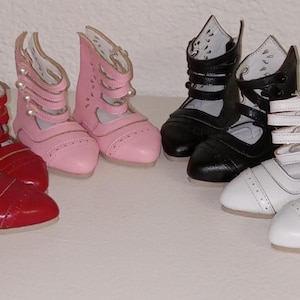 Zapatos eduardianos históricos con punta puntiaguda y recortes en blanco, negro, burdeos o rosa, se adaptan a muñecas de 18 pulgadas.