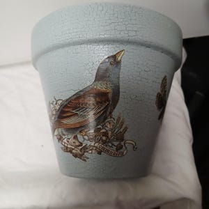 Puede incluir: Un juego de tres tazas de cerámica con un acabado moteado y mate. Cada taza presenta un color diferente: azul claro, crema y gris. Las tazas tienen un diseño simple y moderno y un asa cómoda.