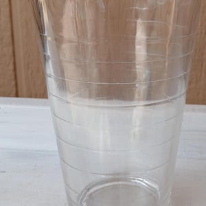 Może przedstawiać: Rustykalny drewniany szyld z napisem "Welcome to our home" w białych literach. Szyld ma postarzaną powierzchnię i prosty, zachęcający design, idealny do dekoracji wejścia.