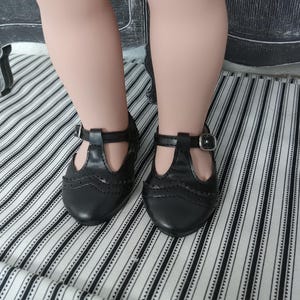 Zapatos históricos negros con tiras en T para muñecas de 18 pulgadas