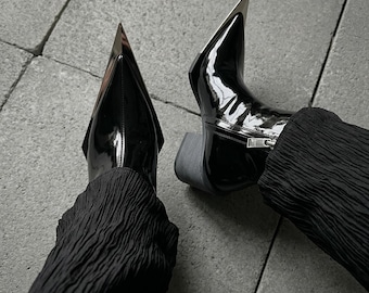 Botas Chelsea femininas de couro preto com bico fino | Botas de cano curto com salto grosso | Sapatos de grife para o outono