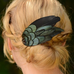 黒と緑の羽根のヘアクリップ | 黒の羽根のファシネーター | ブライダルヘアクリップ | ブライズメイドヘアクリップ | ウェディングファシネーター