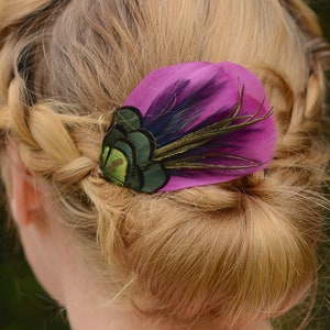 プラムフェザーヘアクリップ | ピーコックフェザーファシネーター | ウェディングファシネーター | ブライダルヘアクリップ | ブライズメイドヘアクリップ | パープルヘアクリップ