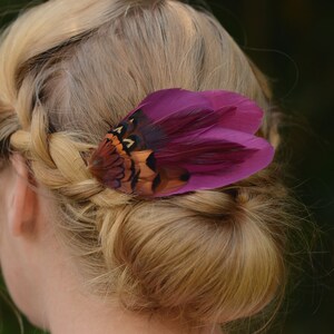 プラムと銅のフェザントフェザーヘアクリップNo.20、フェザーファシネーター、ウェディングヘアクリップ