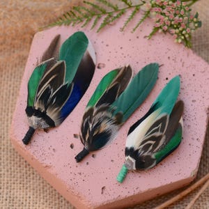 Broche de pluma de pato verde botella para ojal / Broche de pluma para sombrero / Broche de pluma de pato