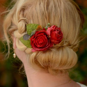Grampo de cabelo com rosas vermelhas e ranúnculos | Grampo de cabelo com flores de seda | Grampo de cabelo para noivas | Grampo de cabelo para madrinhas | Adereço de cabeça floral | Florista