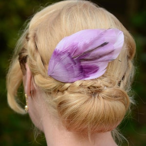 オンブレライラックとパープルのフェザーヘアクリップ No.21 | パープルフェザーファシネーター | ライラックフェザーヘッドピース | ウェディングファシネーター | ブライダル