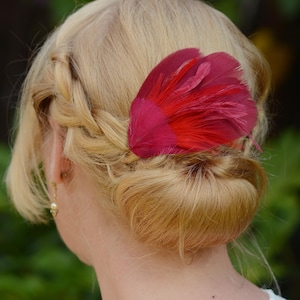 ルビーレッドフェザーヘアクリップファシネーター | フェザーヘッドピース | ブライズメイドヘアクリップ | ウェディングファシネーター
