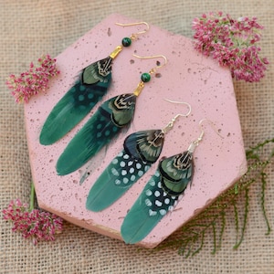 Pendientes de plumas verdes con lunares y plumas de faisán