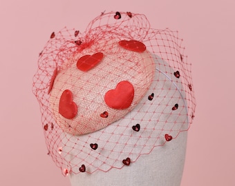 Der Love Heart Fascinator mit Paillettenschleier in Blush Pink und Rot