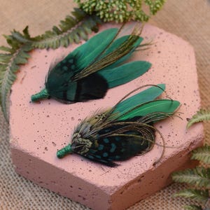 Spille per cappelli / boutonniere di piume verdi