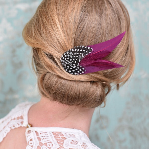 Pflaume Lila Feder-Haarspange mit Polka Dots | Pflaumen Feder Fascinator | Lila Feder-Kopfschmuck | Hochzeit Fascinator | Braut Kopfschmuck