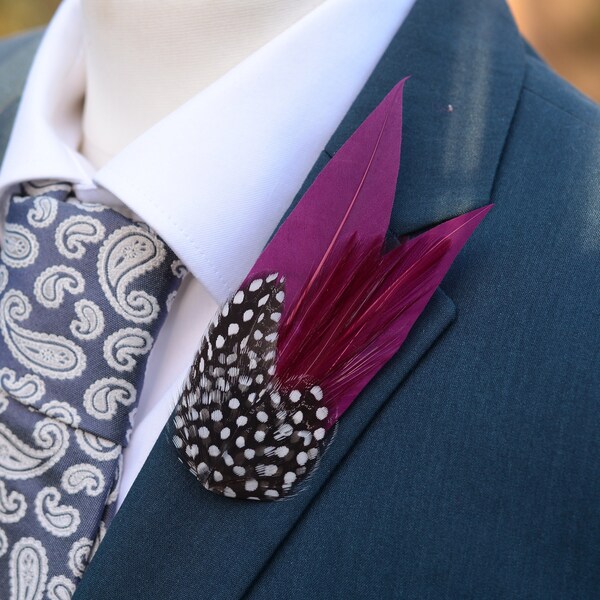 Épinglette en plumes mauve prune avec plumes de pintade tachetées | Boutonnière plume | Broche plume | Épingle à chapeau en plumes | Épinglette prune