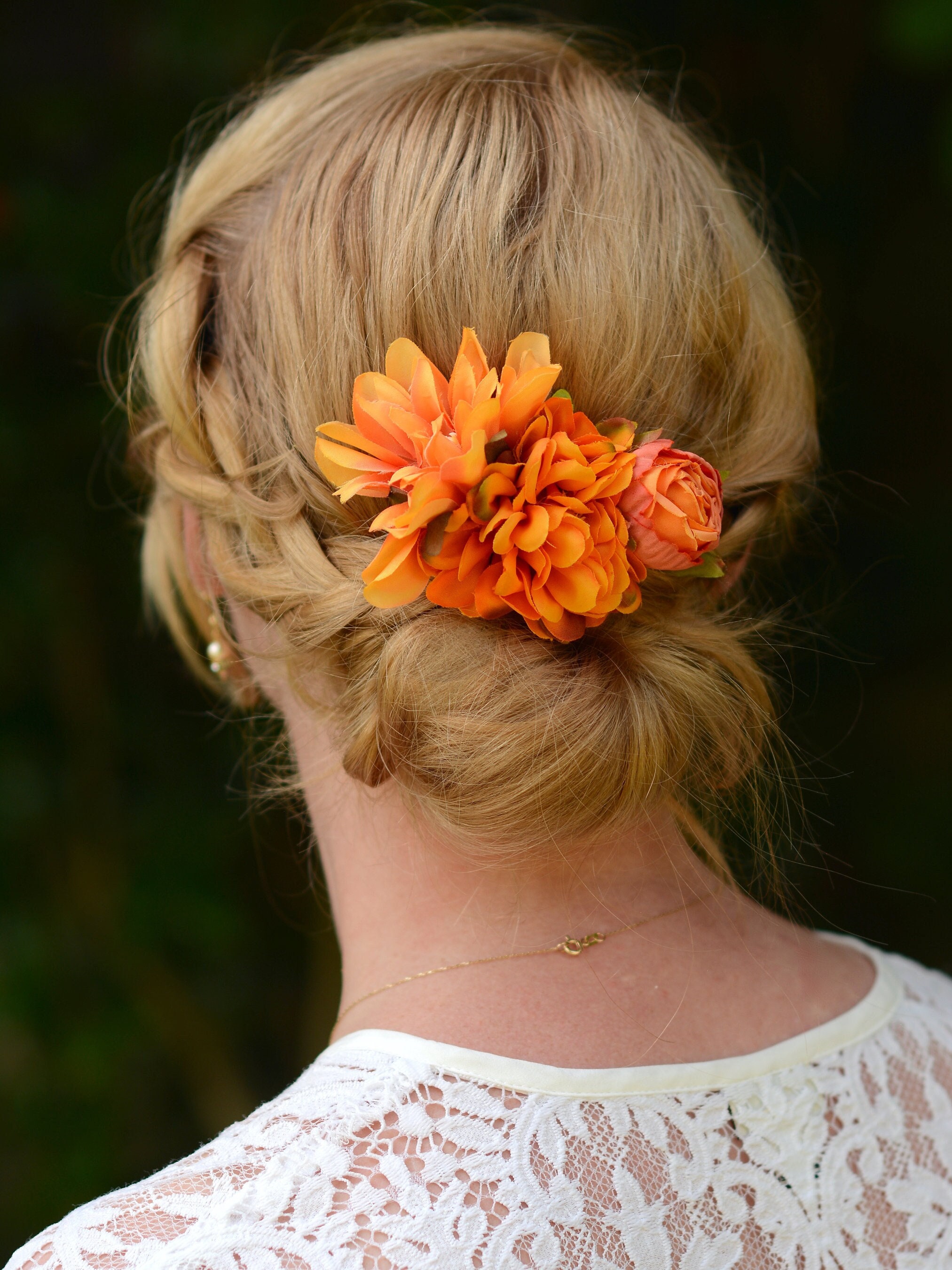 オレンジ色のダリアとラナンキュラスの花のヘアクリップ｜トロピカル
