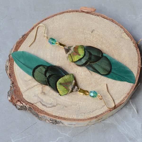 Boucles d’oreilles en petites plumes vertes et dorées avec perle de cristal émeraude | Boucles d’oreilles festives | Bijoux en plumes | Boucles d'oreilles