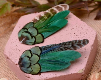 Donkergroene haarclips met veren - Groene fascinator - Bruidshaaraccessoire