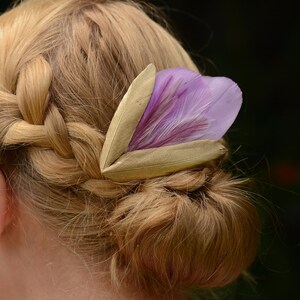 フェザー ヘアクリップ ライラック パープル & ゴールド | フェザー ファシネーター | フェザー ヘッドピース | ブライダル ヘアクリップ | ブライダル ヘッドピース | ブライズメイド