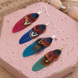 Brincos pequenos com penas de faisão verdadeiras nas cores cobre, verde, azul marinho, turquesa ou bordô.