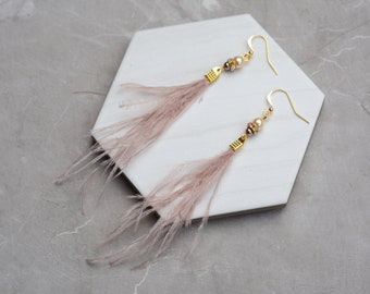 Longues boucles d'oreilles en plumes d'autruche rose poudré avec perles et cristaux en or