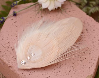 Tocado nupcial de plumas de pavo real en color marfil y rosa empolvado - Pinza para el cabello de boda de inspiración vintage con detalles de cristal.