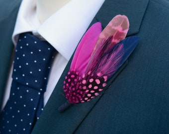 Épinglette à plumes bleu marine et rose vif | Boutonnière en plumes de faisan | Broche en plumes | Épingle à chapeau en plumes