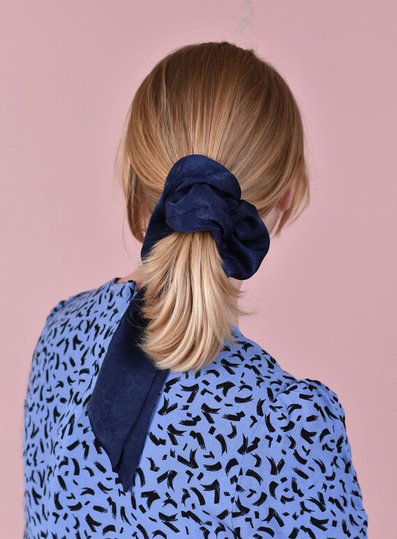 Riesiges Rosette Scrunchie in Navy Sand Washed Satin Marine-Blau-Haar-Schal  Scrunchy Haargummi Haargummi aus Satin - .de