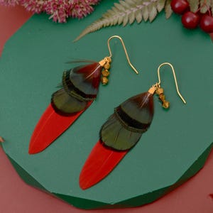 Boucles d&#39;oreilles plumes rouges, vertes et dorées | Boucles d&#39;oreilles Festival | Bijoux en plumes | Bijoux de festival | Pendants d&#39;oreilles