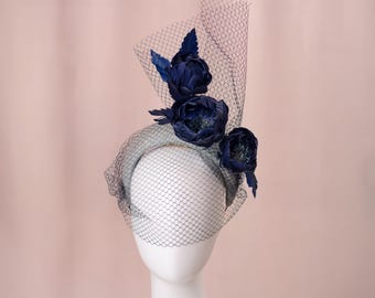 Bandeau Haarband Fascinator in Grau und Marineblau mit Federblumen und Netzschleier