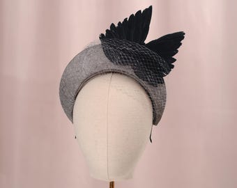 Vogelflügel Bandeau Haarband in grau und schwarz - Halo Fascinator