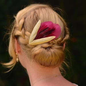 フェザー ヘアクリップ バーガンディとゴールド | クラレット フェザー ファシネーター | フェザー ヘッドピース | ブライダル ヘアクリップ | ブライダル ヘッドピース | ブライズメイド