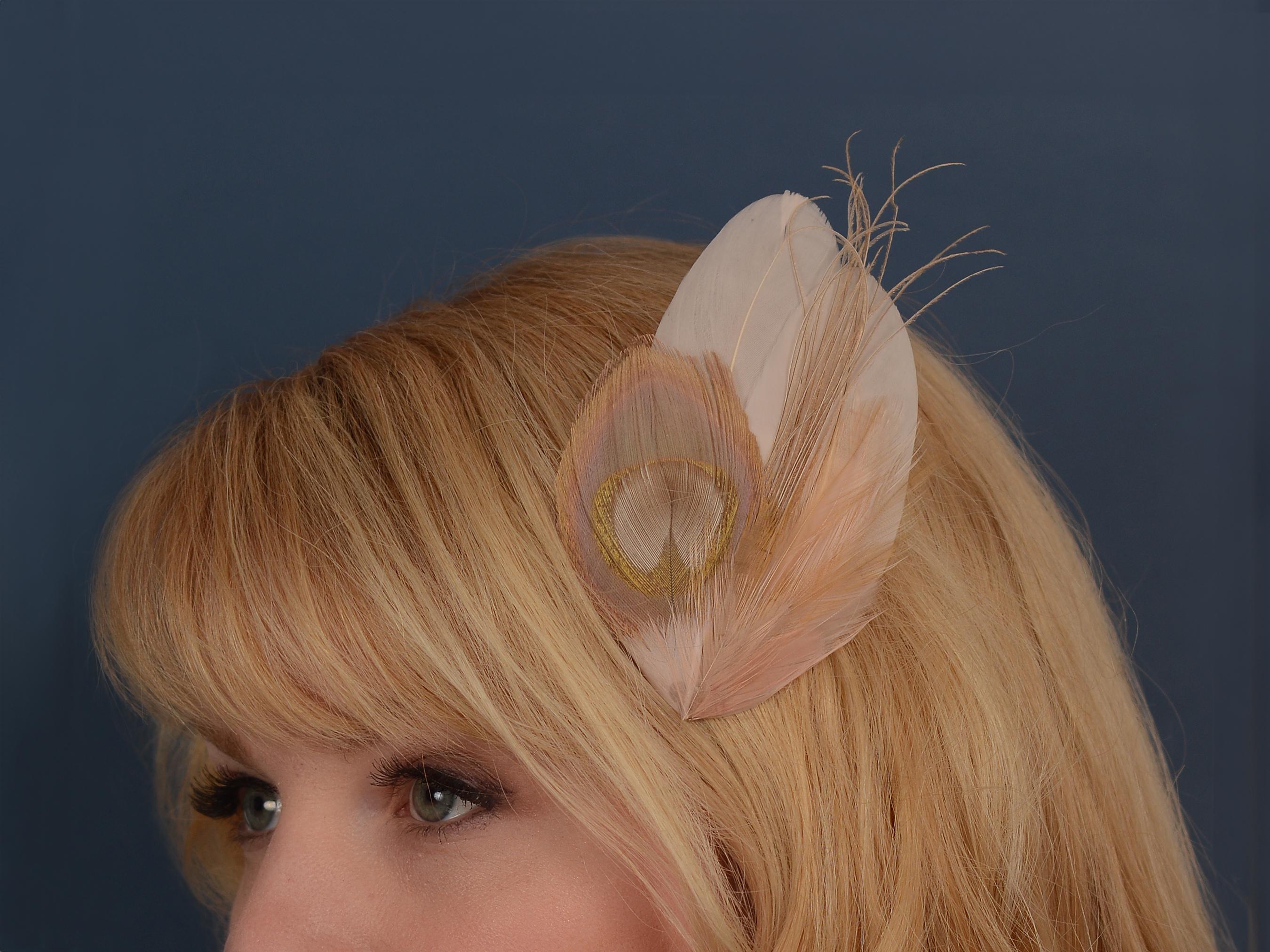 Feather Hair Clip in Golden Blush Pink and Antique Ivory  display picture 3