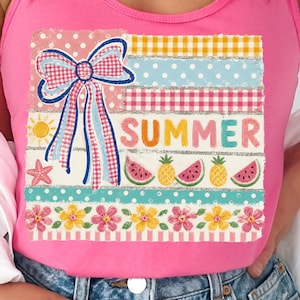 Op de afbeelding: Roze tanktop met een kleurrijke zomerse afbeelding. Het ontwerp bevat een strik, het woord "SUMMER", watermeloenen, ananassen, bloemen en een zeester. De afbeelding heeft een patchwork-ontwerp met verschillende patronen en kleuren.
