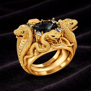 Könnte beinhalten: Ein goldfarbener Ring mit einem zentralen schwarzen Edelstein und klaren Akzentsteinen. Der Ring ist mit detaillierten, strukturierten Schlangenmotiven verziert, was ein einzigartiges Schmuckstück ergibt.