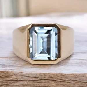 Gouden smaragd geslepen aquamarijnring heren, zegelring met zware bezel, minimalistische hoogglanzende band hem, geboortesteen maart, rechthoekige blauwe edelsteen
