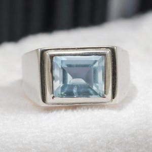 Anillo de plata 925 para hombre con aguamarina talla baguette, engaste grueso, diseño minimalista rectangular, gema azul claro, piedra de nacimiento de marzo.