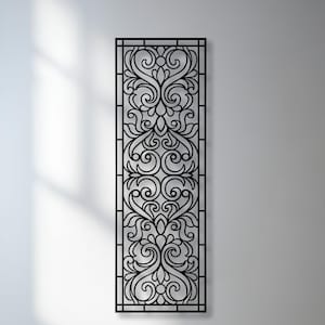 Könnte beinhalten: Schwarzes Metall-Wandkunstwerk mit einem aufwendigen, symmetrischen floralen Design. Das rechteckige Panel zeigt sich windende Ranken, Blätter und herzförmige Elemente. Ein dekoratives Stück für Innenräume.