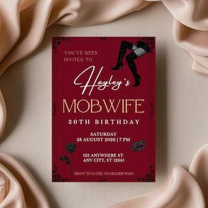 Peut inclure: Une invitation bordeaux avec le texte "Hayley's MOBWIFE 30TH BIRTHDAY". L'invitation comprend la date, l'heure et les détails du lieu. Le design présente une botte à talons hauts noire et des éléments floraux décoratifs.