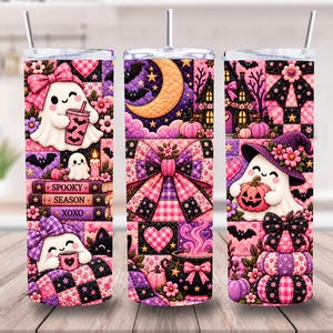 Op de afbeelding: Een cilindervormige beker met rietje voorzien van een roze, paars en zwart doorgestikt patroon. Het ontwerp bevat spoken, pompoenen, vleermuizen, een maansikkel, een ketel en boeken met de tekst "SPOOKY", "SEASON" en "XOXO" met bloemaccenten.