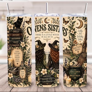 Puede incluir: Un vaso cilíndrico con pajita sobre un fondo color crema, con ilustraciones de dos brujas, un gato negro, libros, una escoba, un caldero y flores. El texto incluye "Owens Sisters", "There is a little witch in all of us" y "It's just a bunch of Hocus Pocus."