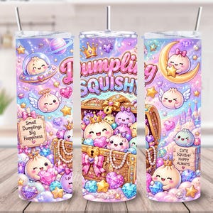 Op de afbeelding: Een cilindervormige beker met rietje voorzien van een kleurrijke fantasieprint met cartoon-dumplings, schatkisten, kronen, harten en sterren. De tekst luidt "Dumpling SQUISHY", "Small Dumplings Big Happiness" en "CUTE SQUISHY HAPPY ALWAYS".