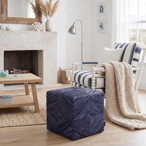 Pouf in pelle bovina blu navy, poggiapiedi in pelle con patchwork geometrico indaco, cubo decorativo in stile boho.