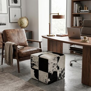 Karierter Pouf-Ottomane, schwarz-weißer Patchwork-Würfel aus Kuhfell für moderne Einrichtung