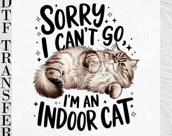 Puede incluir: Una hoja de transferencia DTF con un gato atigrado marrón y blanco de pelaje esponjoso tumbado. El texto READY TO PRESS aparece verticalmente a la izquierda y SORRY I CAN'T GO I'M AN INDOOR CAT rodea al gato con pequeñas estrellas.